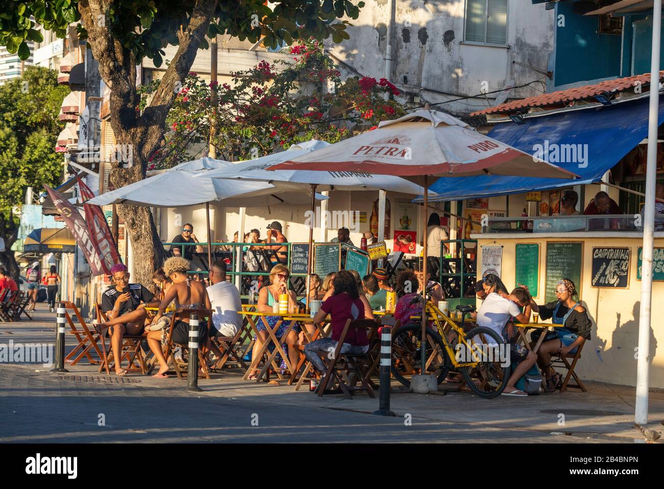 Brasilien, Bundesstaat Bahia, Salvador de Bahia, Kaffeeterrasse am Ende des Tages Stockfoto