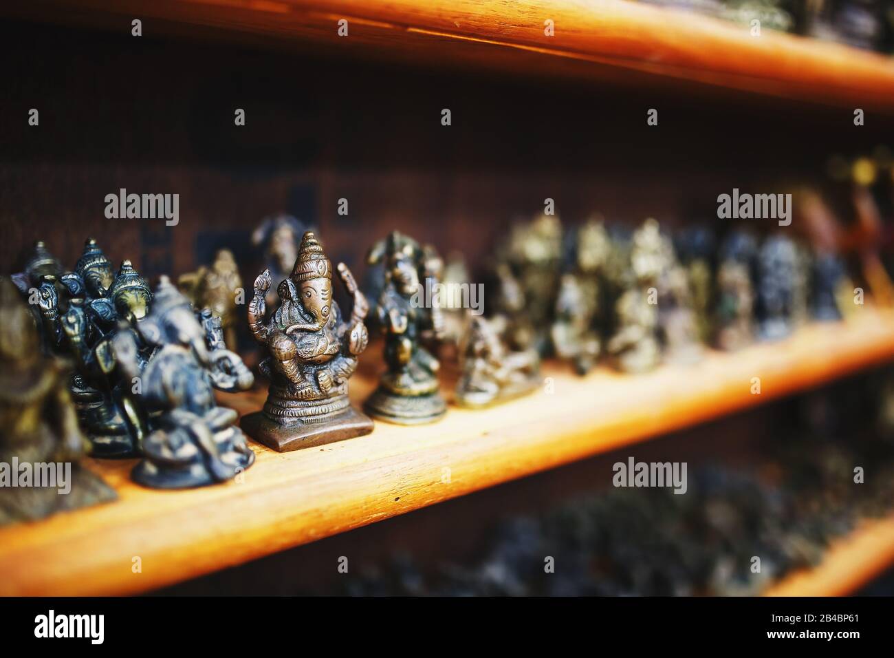 Souvenirs indischer Götter für Touristen auf dem Markt in Nord-Goa GOA, INDIEN Stockfoto