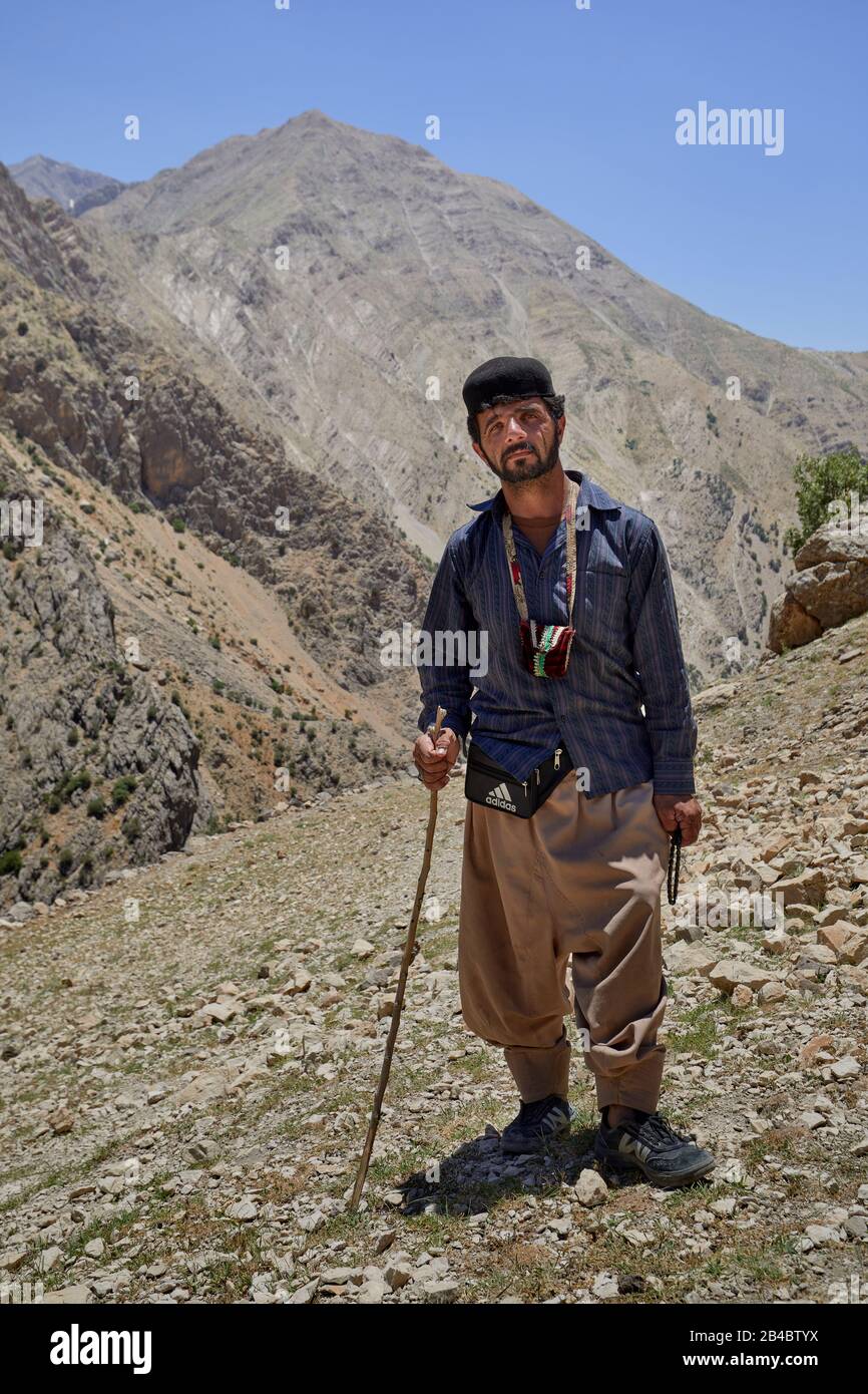 Bachtiari-Nomaden im Zagros-Gebirge, aufgenommen am 8. Juni 2017 in der Nähe des Bergdorfs Sar-e Agha Seyed im Zagros-Gebirge westlich der Stadt Chelgerd im Iran. Weltweite Verwendung Stockfoto