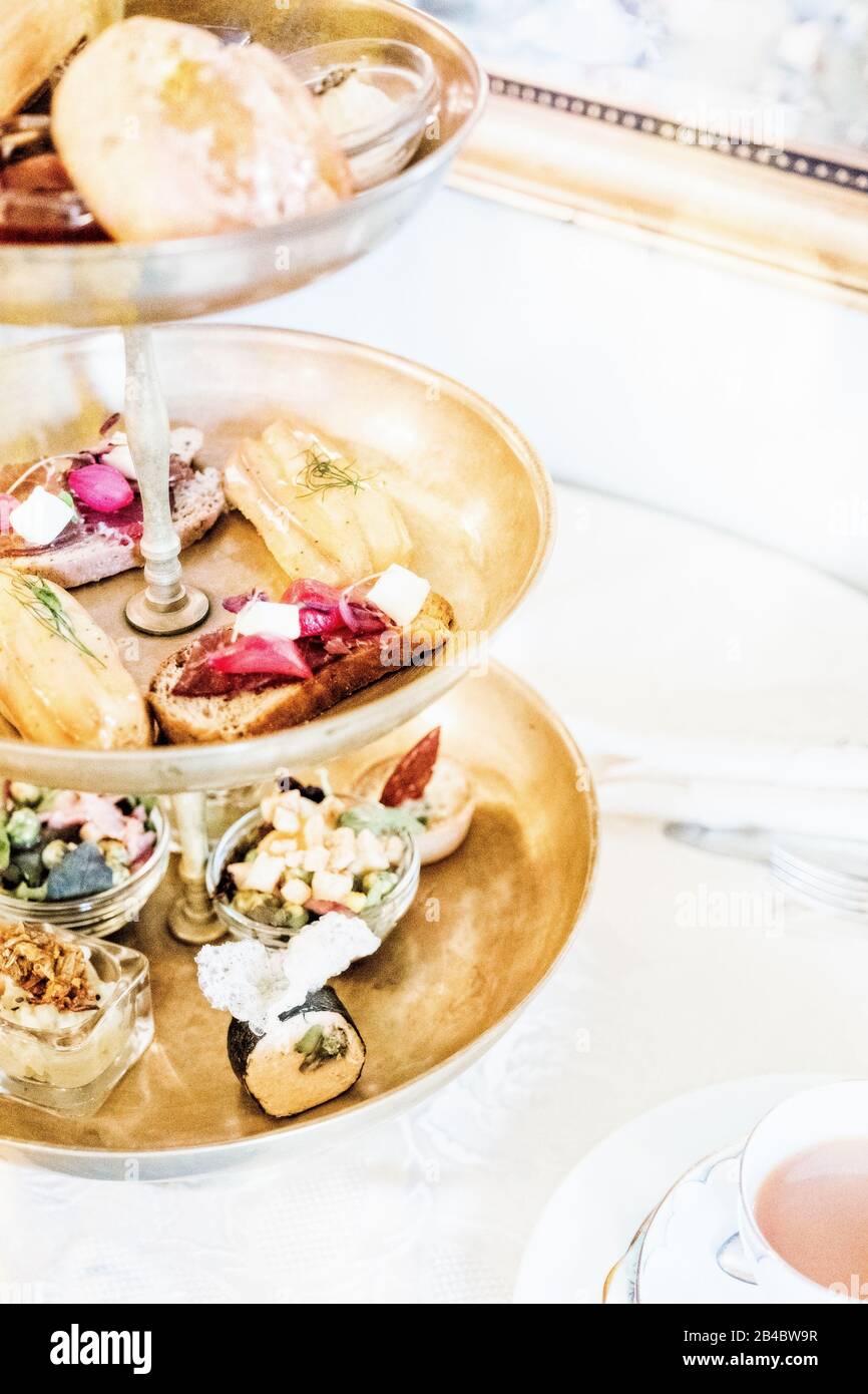 Kuchenständer voller köstlichen Kuchen und Gebäckstücke in einem englischen Teashop. Stockfoto