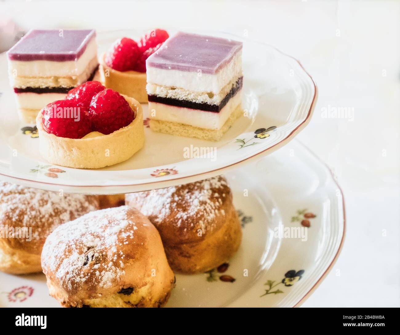 Ein stand mit köstlichen Kuchen für einen englischen Nachmittagstee. Stockfoto