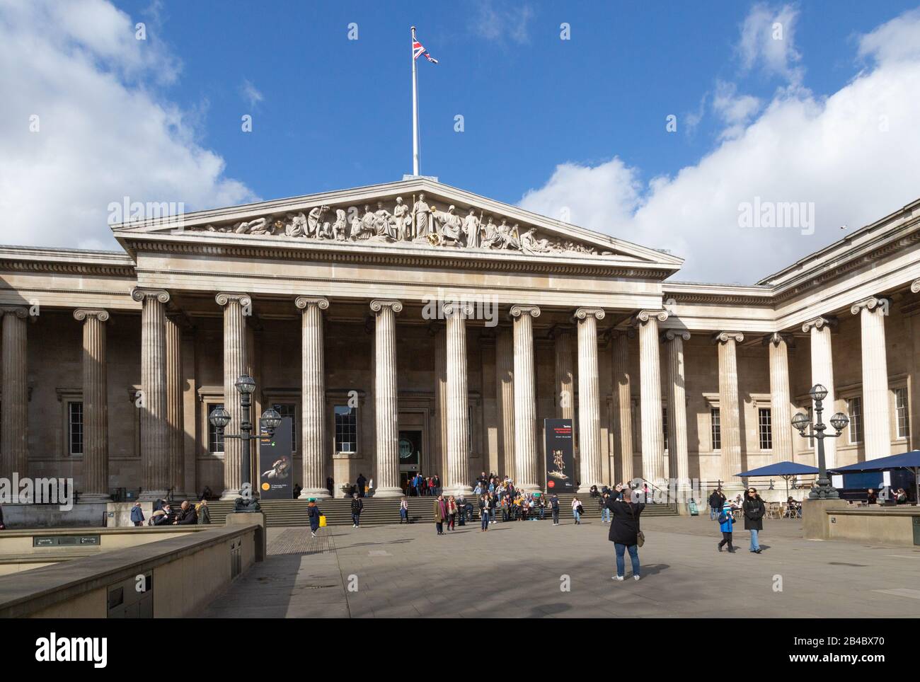 British Museum London UK; Personen am Haupteingang, außerhalb des British Museum, London UK, eines von vielen Londoner Museen Stockfoto
