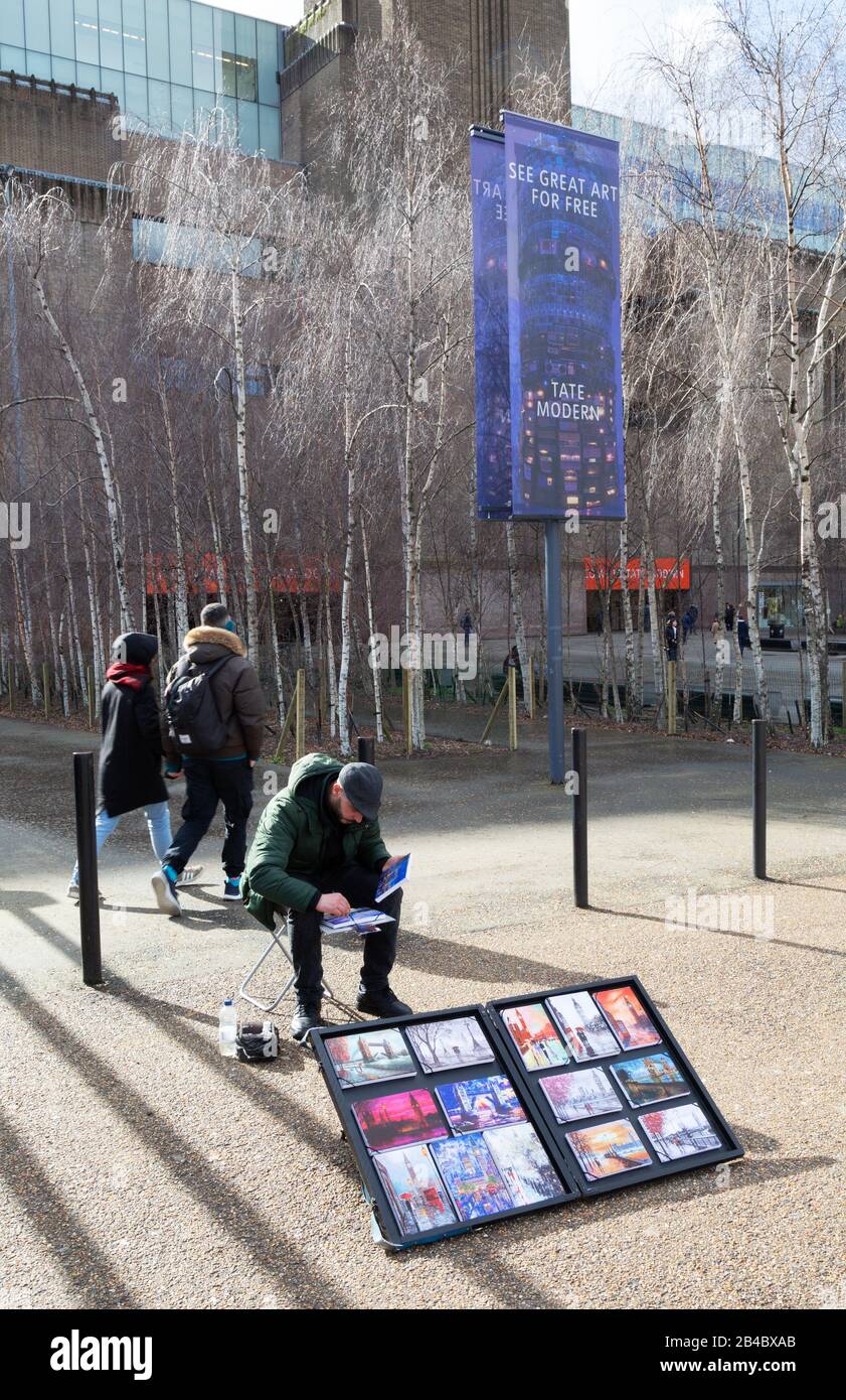 Straßenkünstler London - ein Straßenkünstler, der Bilder außerhalb der Tate modern Gallery, South Bank London UK, verkauft Stockfoto