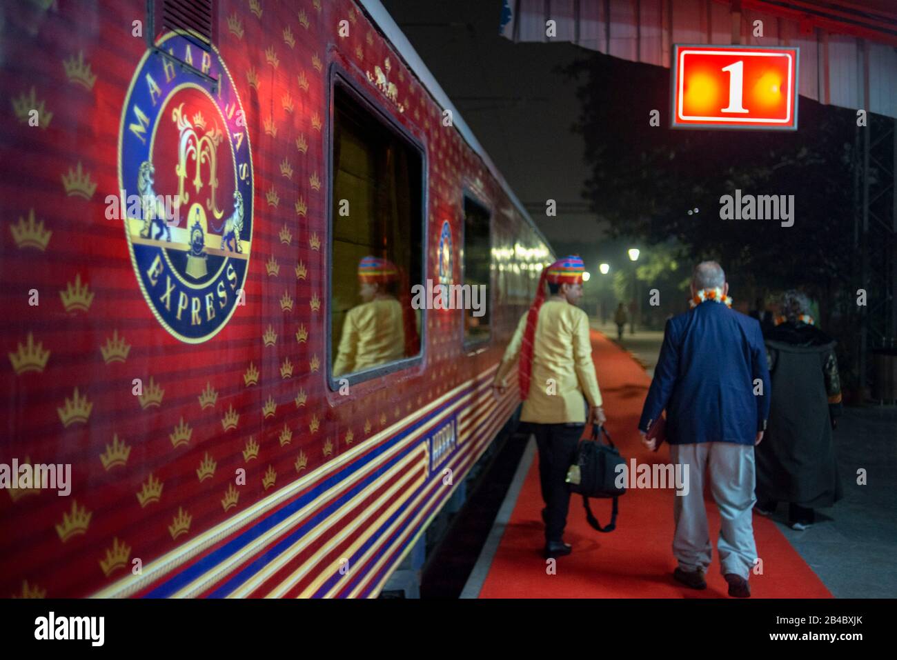 Bahnhof Delhi-Safdarjung. An diesem Bahnhof beginnt die Strecke Des Schnellzugs des Luxuszuges Maharajas. Ein roter Teppich, das wesentliche Zeichen der Disti Stockfoto