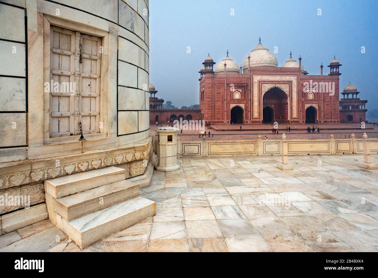 Blick auf die Moschee im Taj Mahal Komplex am frühen Morgen, Agra, Uttar Pradesh, Indien. Es wurde im Jahr 1632 von der Moghul-Kaiser Shah Jahan errichtet t Haus Stockfoto