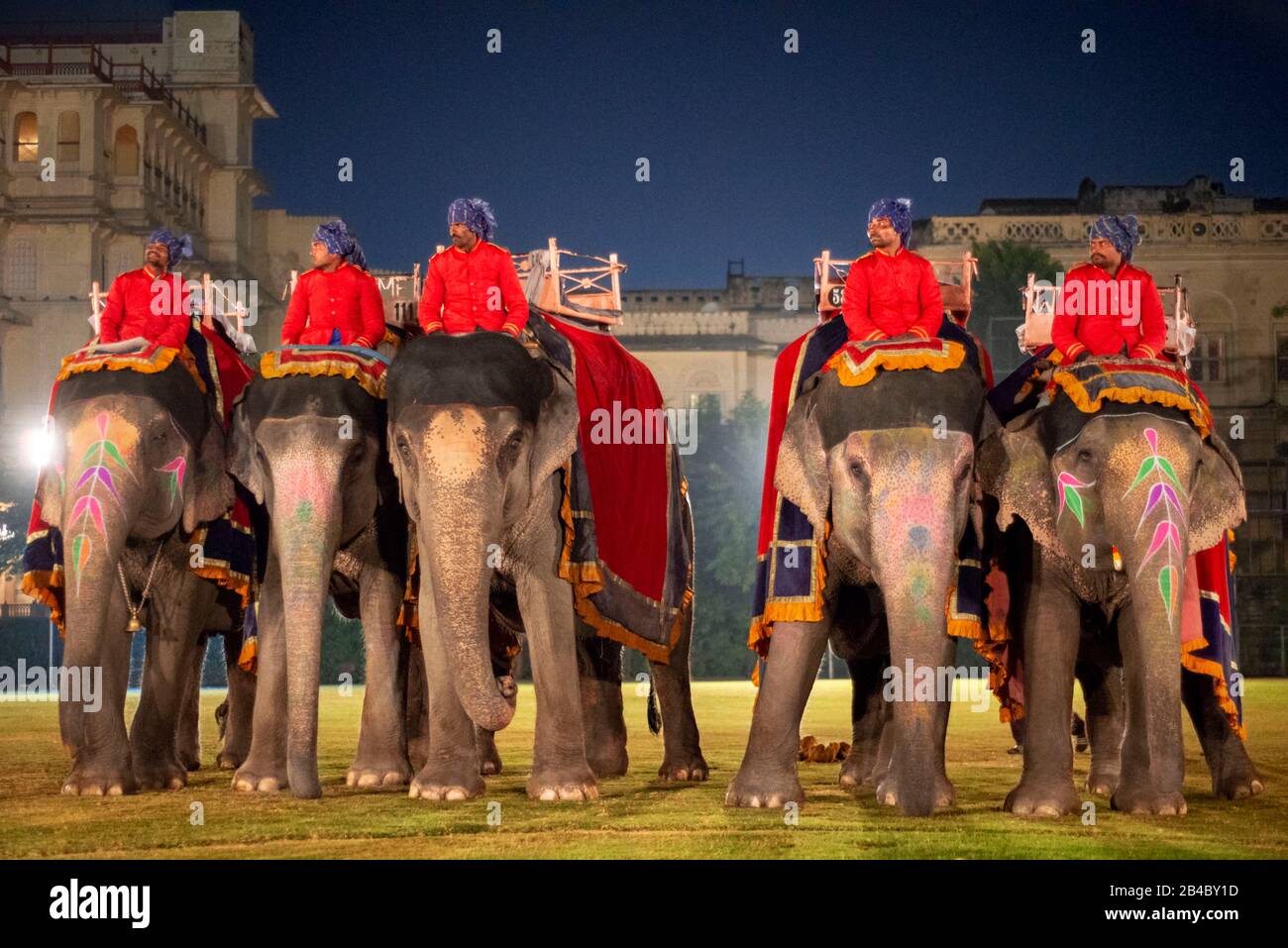 Elefantenparade in den Gärten des Jaipur City Palace, Rajasthan, Indien. Palast war Sitz des Maharaja von Jaipur, des Chefs der Kachwaha Ra Stockfoto