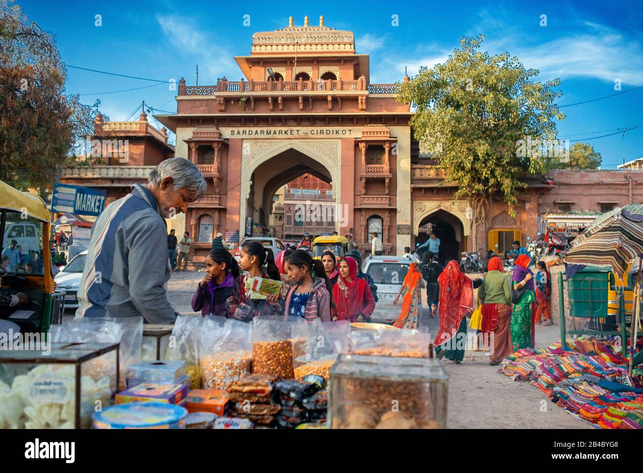 Mode- und Lebensmittelgeschäfte auf dem Sardar-Marktplatz in der Stadt Rajasthan in Jodhpur in Indien. Dies ist eine der Exkursionen des Luxuszuges Maharajas Express. Stockfoto