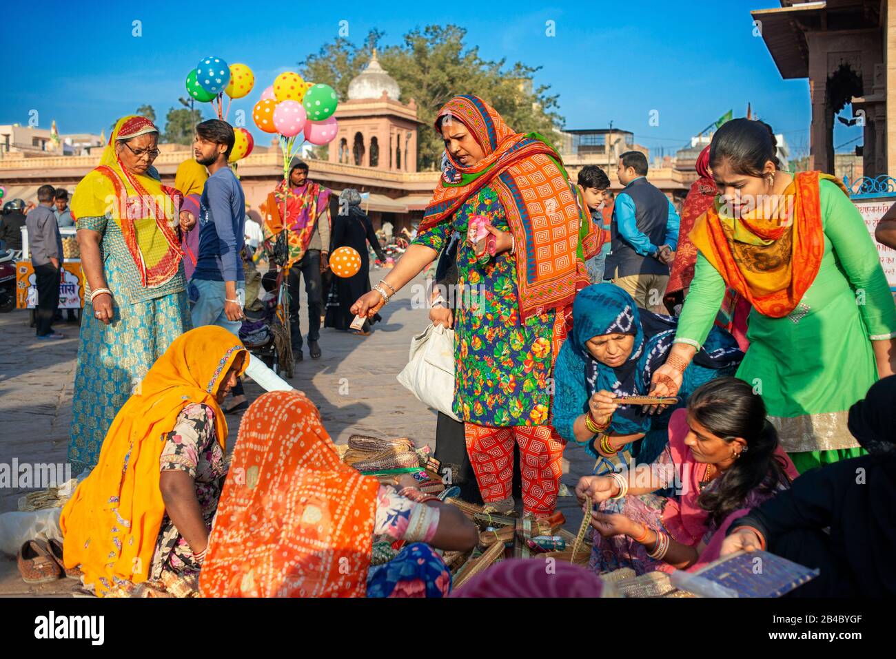 Mode- und Lebensmittelgeschäfte auf dem Sardar-Marktplatz in der Stadt Rajasthan in Jodhpur in Indien. Dies ist eine der Exkursionen des Luxuszuges Maharajas Express. Stockfoto