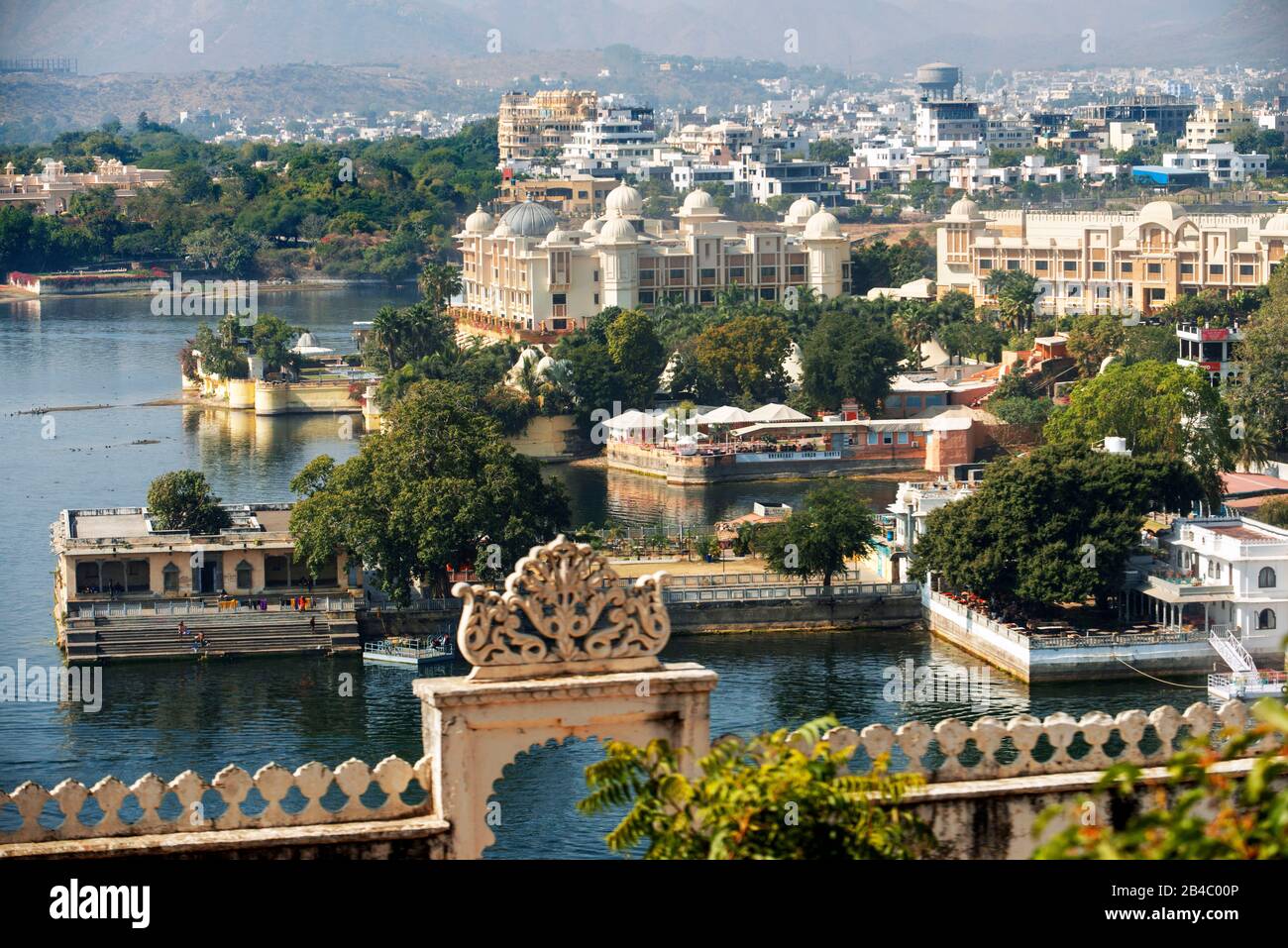 Lake pichola und Udaipur Stadt vom Udaipur City Palace Museum in Udaipur, Rajasthan, Indien. Dies ist eine der Exkursionen des Luxuszuges Maharajas Stockfoto