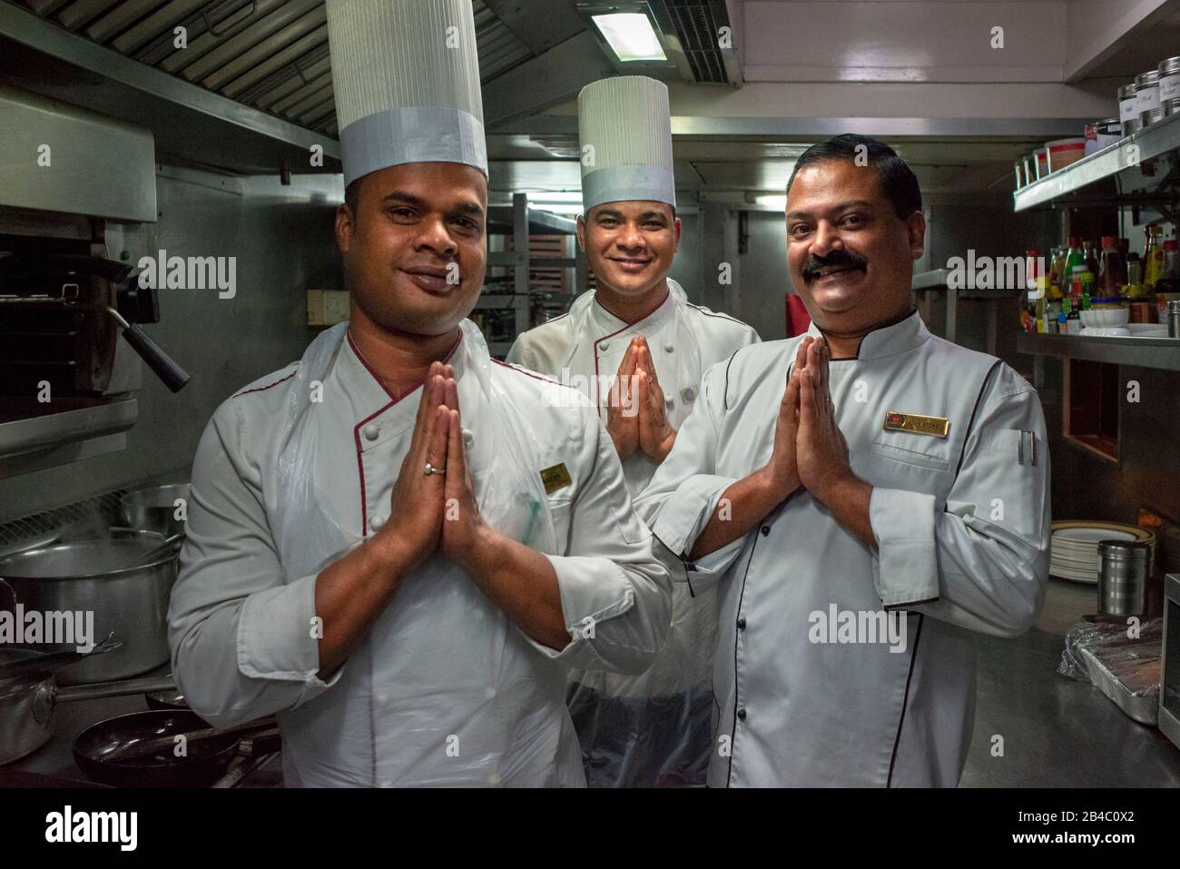 John Stone Chef mit seinem Team im Küchenwagen des Schnellzugs Luxury Train Maharajas. Mumbai Rajasthan Indien. Stockfoto