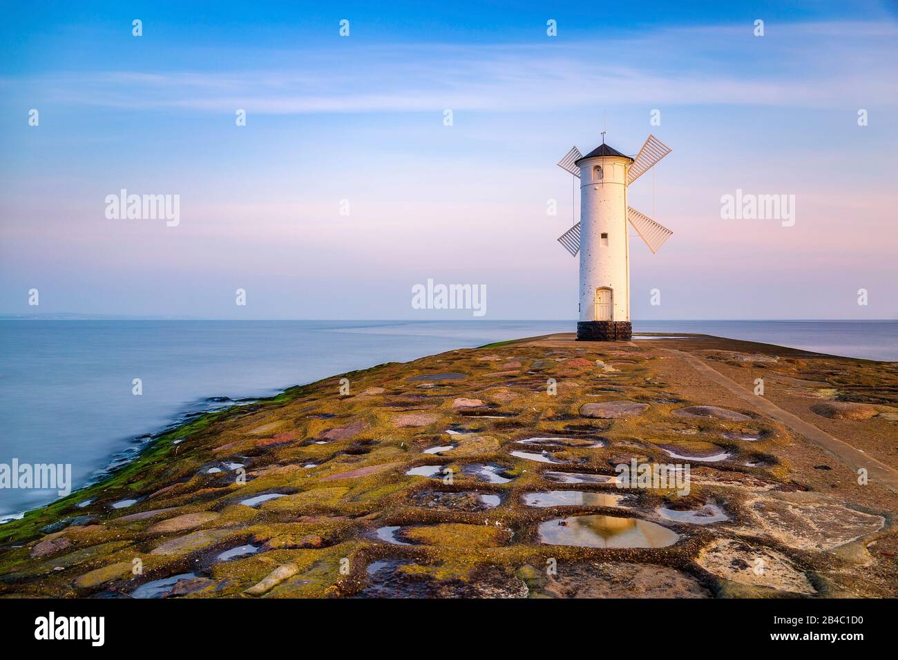 Der Leuchtturm Stawa MÅ'yny in ÅšwinoujÅ'cie (Swinemünde) an der Hafeneinfahrt. Stockfoto