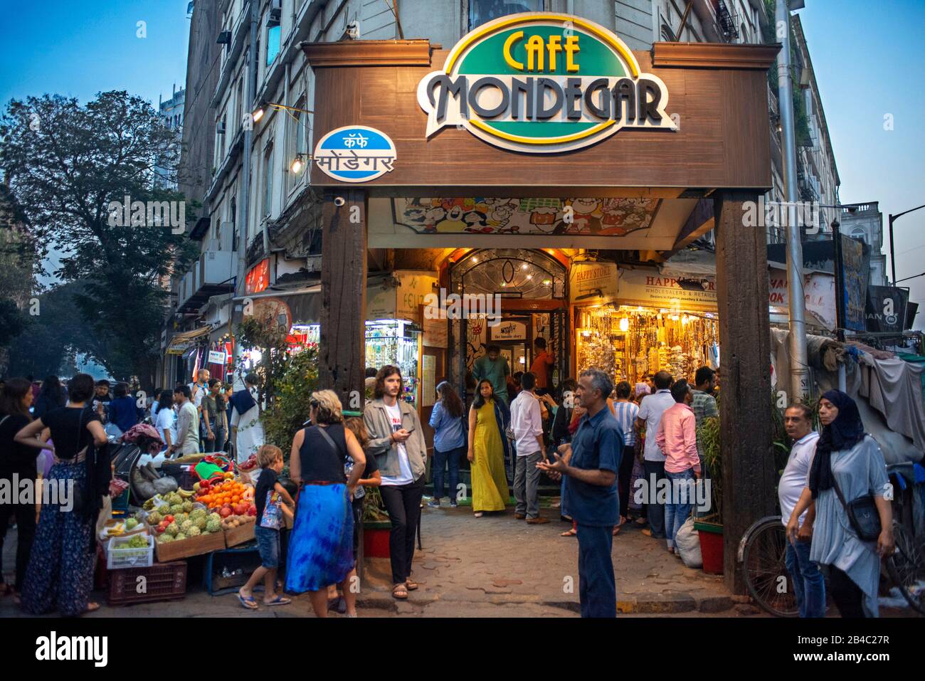 Mondegar Cafe Bar Pub Mumbai Bombay India Metro House Shahid Bhagat Singh Road Colaba Stockfoto