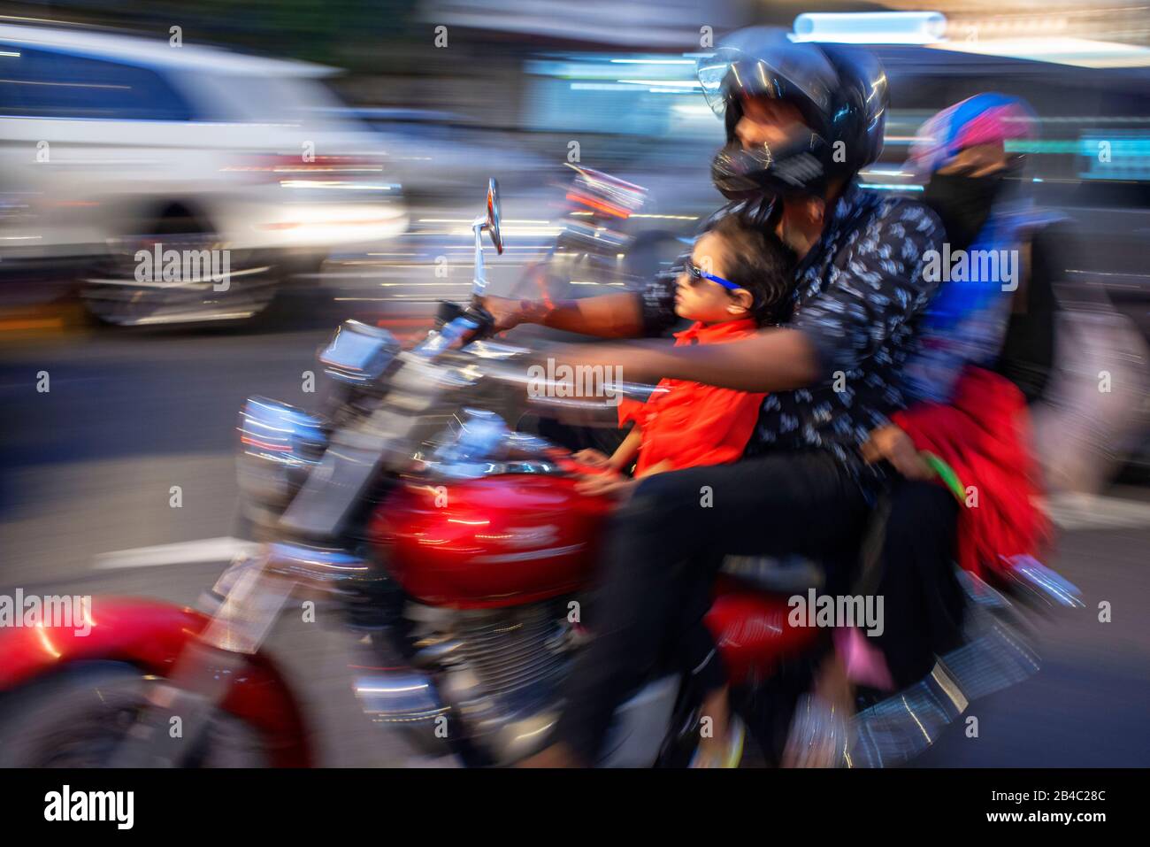 Indische Familie fährt mit neuem Motorrad auf der Shahid Bhagat Singh Road in Apollo Bandar in Mumbai Bombay India Stockfoto