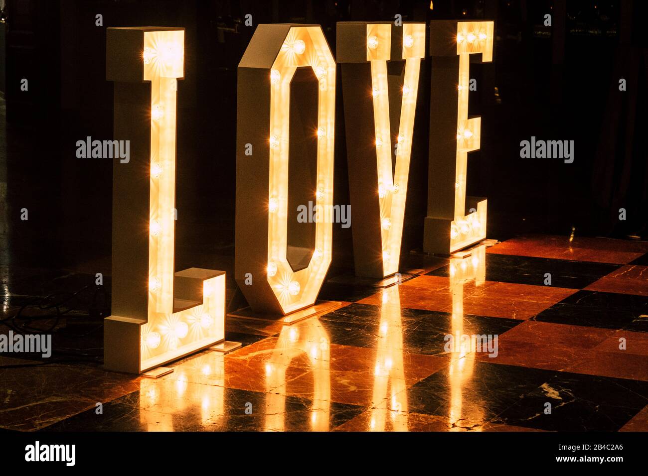 Insign mit schönen Buchstaben mit Licht des Wortes Liebe - Hochzeit und foreve Konzept - Nachtleben Tanz Raumhintergrund Stockfoto