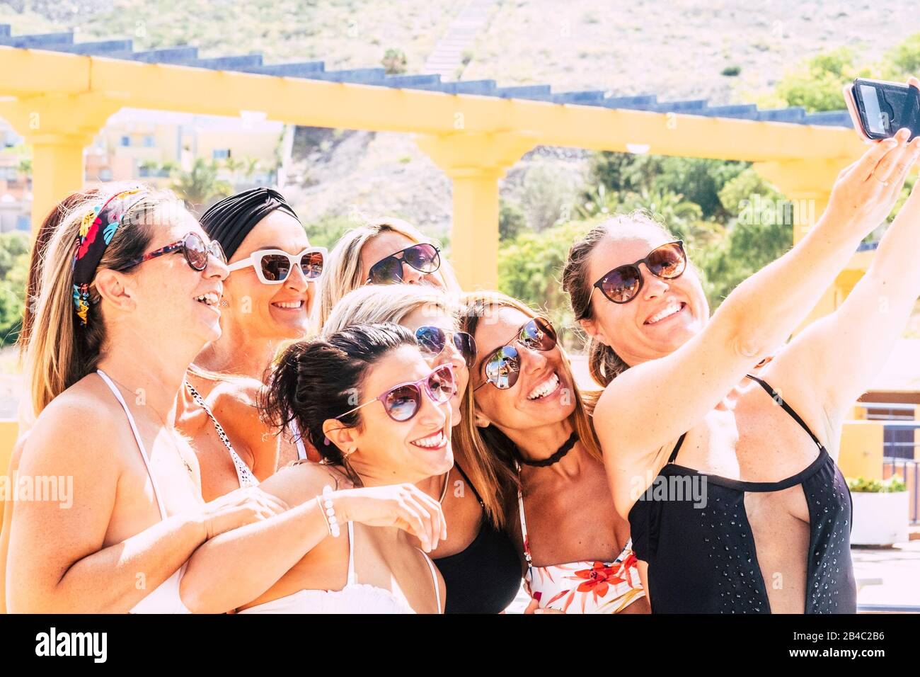 Menschen Frauen Freunde haben Spaß zusammen lächeln und lachen ein selfie-bild mit einem Smartphone machen alle zusammen - Konzept von Freunden und Sommer mit Freuden und Hapiness für Damen Stockfoto