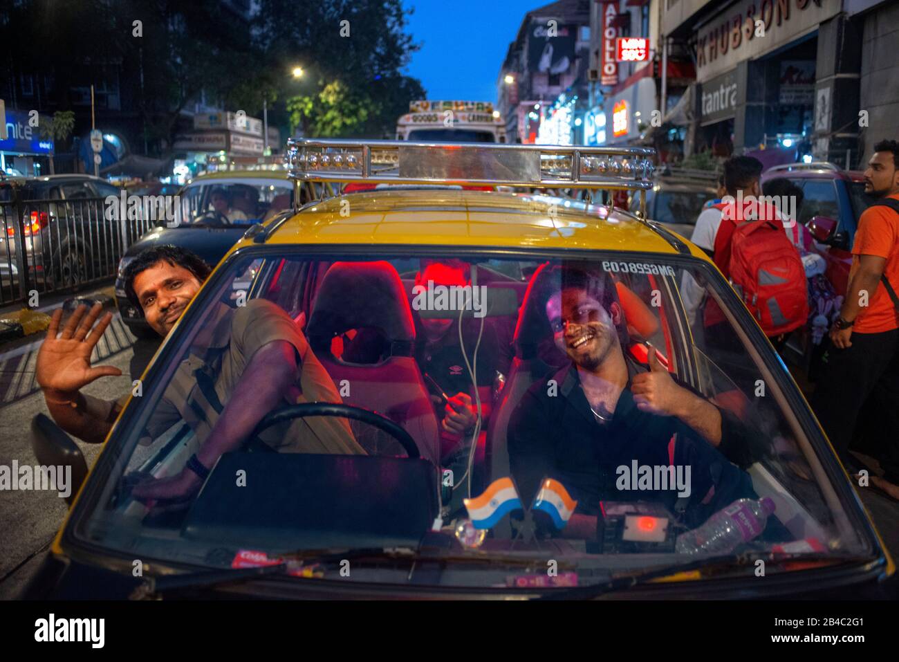 Schwarzer Taxiwagen nachts an der Shahid Bhagat Singh Road in Apollo Bandar in Mumbai Bombay India Stockfoto