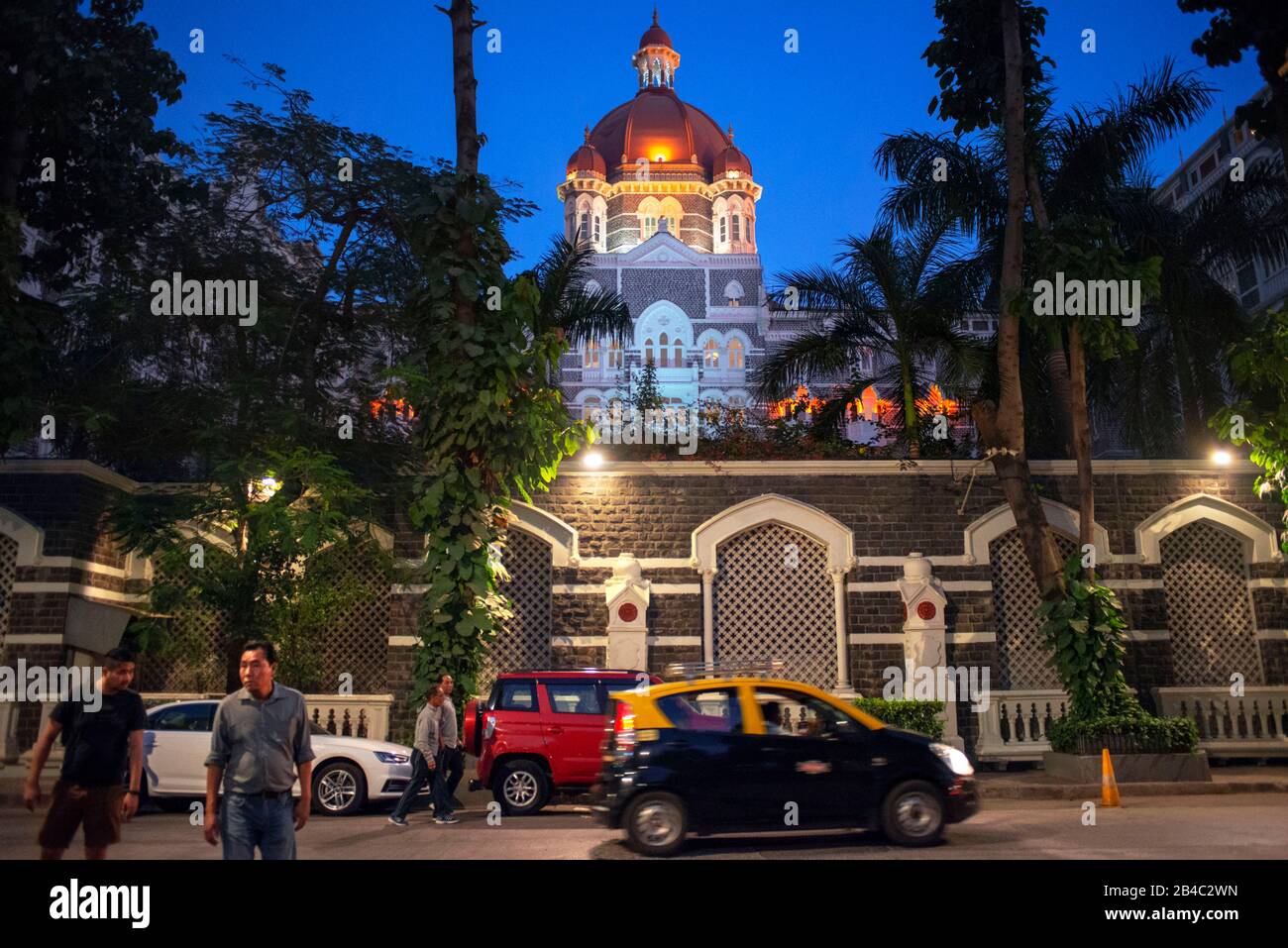 Das Taj Mahal Intercontinental Hotel und das Tor zu Indien, Mumbai, genannt früher Bombay, Bundesstaat Maharashtra, Indien Stockfoto