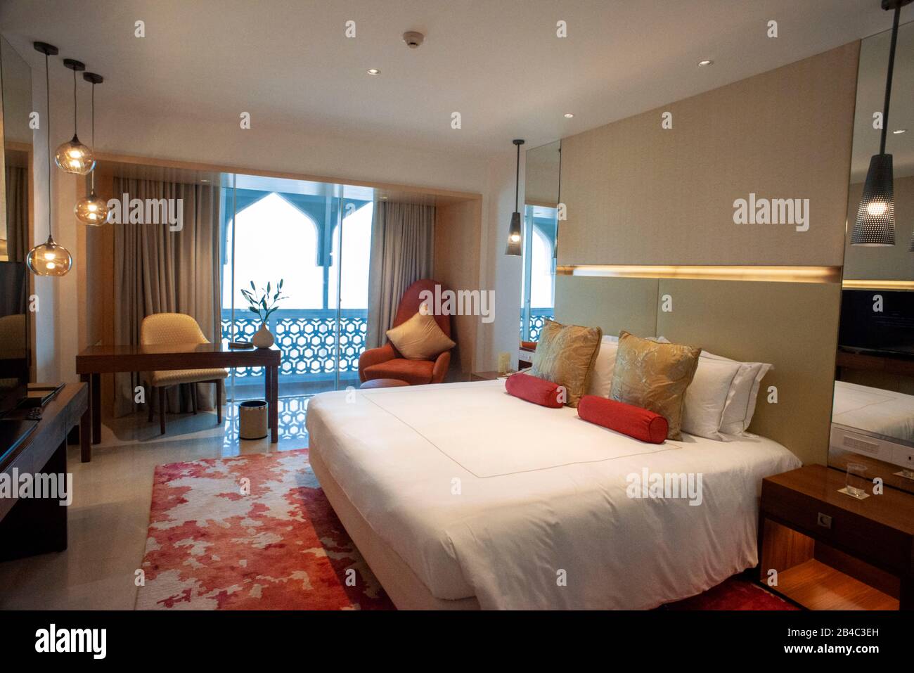 In einem Zimmer Das Taj Mahal Intercontinental Hotel und das Tor nach Indien, Mumbai, früher Bombay, Maharashtra State, Indien Stockfoto