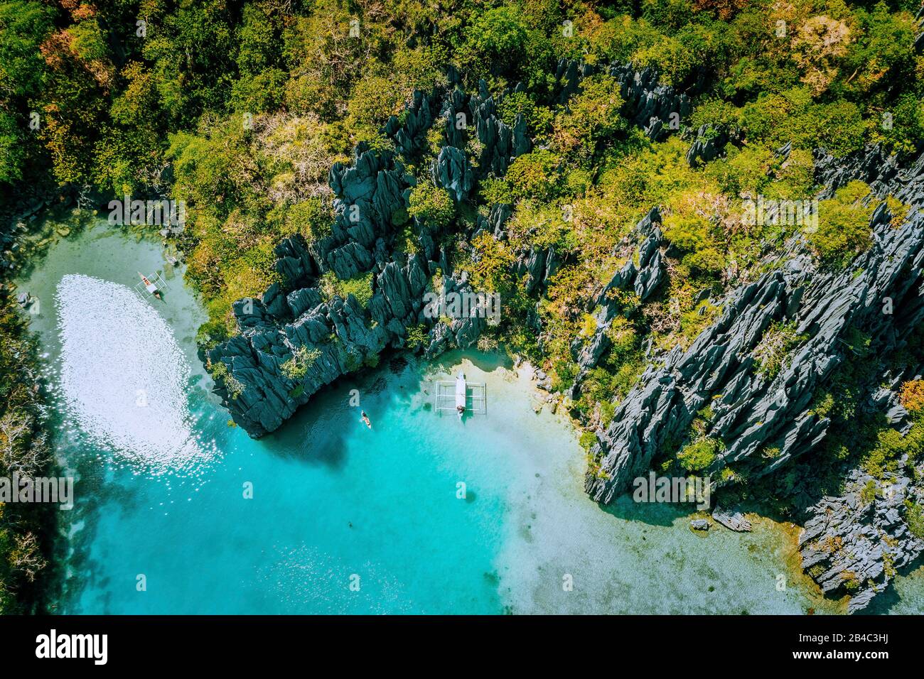 Meeresreservat El Nido Palawan Philippinen, Luftansicht des tropischen Paradieses türkisfarbene Lagune und scharfe Kalkfelsen. Stockfoto