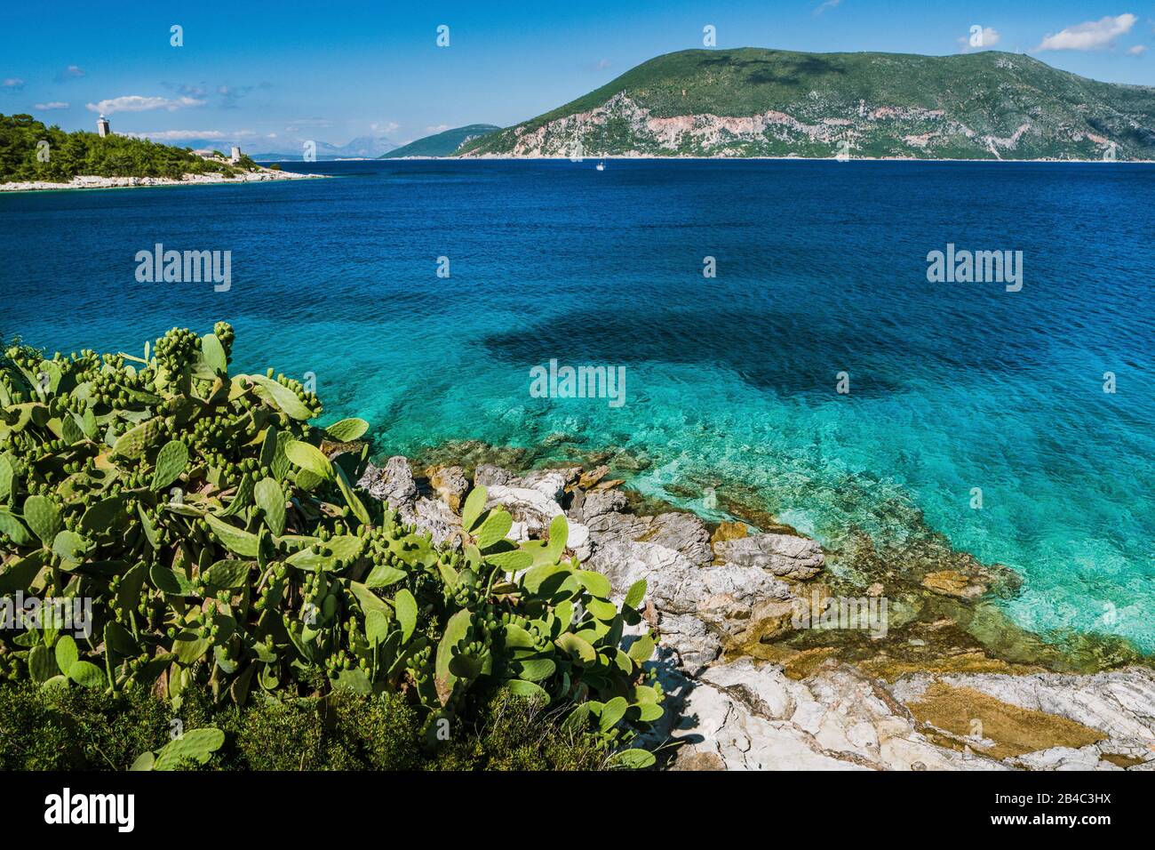 Panorama von kristallklarem, blauem türkisblauem Teelblau Mittelmeer-Seescape in Fiskardo Stadt. Kefalonia, Ionische Inseln, Griechenland. Stockfoto