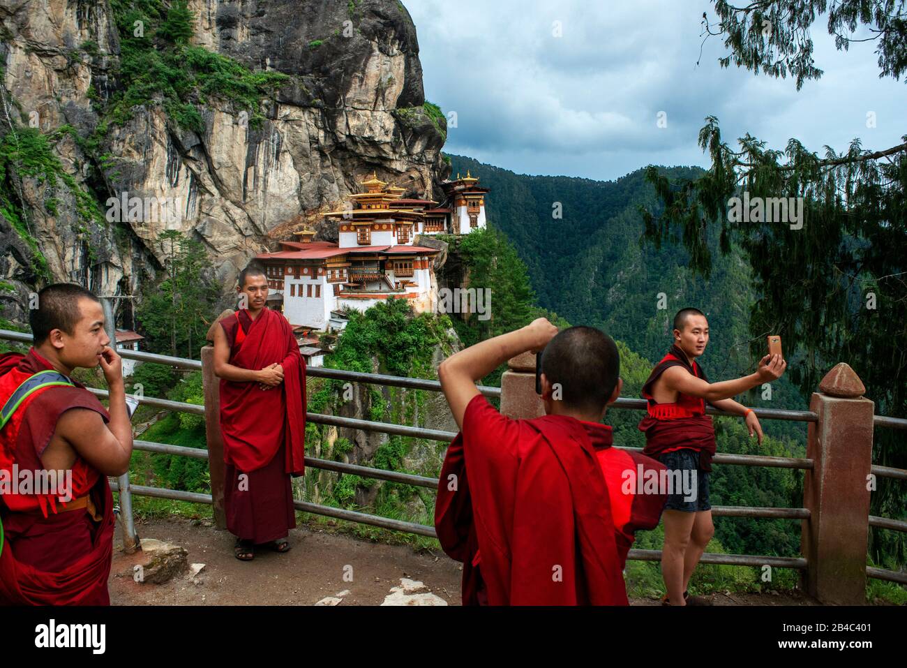 Die Mönche im Taktsang Goemba oder Tigers nisten das Kloster im Paro-Tal, Bhutan, Asien. Paro Taktsang oder das Kloster Taktsang Palphug und das Tiger-Nest i Stockfoto