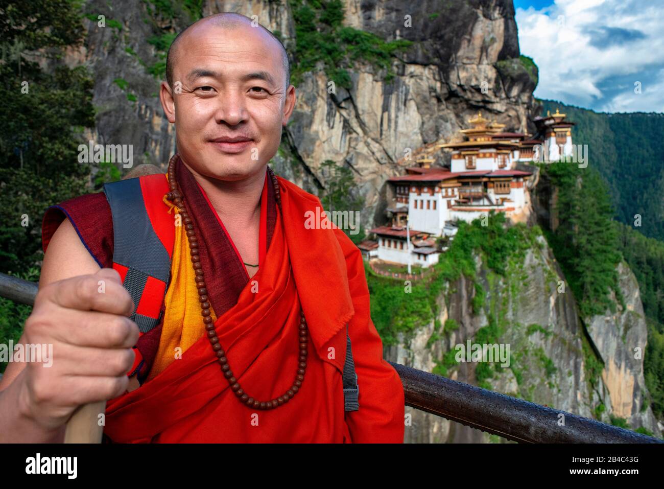 Mönch im Taktsang Goemba oder Tigers nisten Kloster im Paro-Tal, Bhutan, Asien. Das Kloster Paro Taktsang oder Taktsang Palphug und die Tiger-Nest sind es Stockfoto