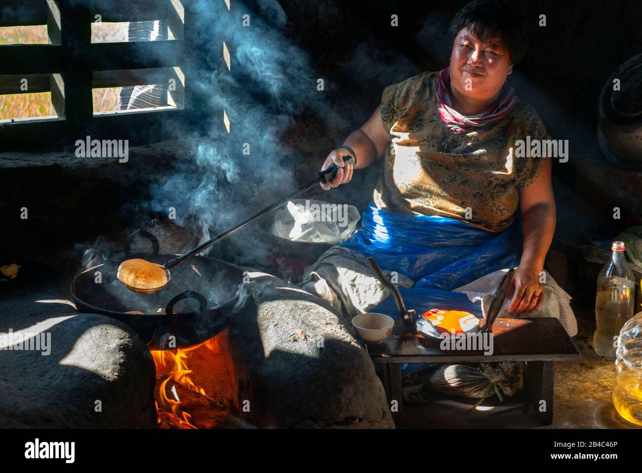 Lobesa-Dorf Punakha Bhutan EINE Frau bereitet Brot und Brötchen mit Mehl in ihrem Haus geblasen. Stockfoto