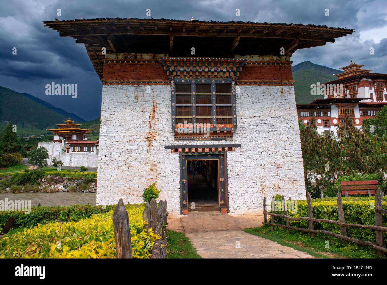Das Kloster Punakha Dzong, das bhutanische Himalaya-Gebirge, Wurde ursprünglich in 1300 Jahren erbaut. Heilige Stätte für bhutanische Menschen an den Flüssen Phochu und Mochu, Blau-Gree Stockfoto