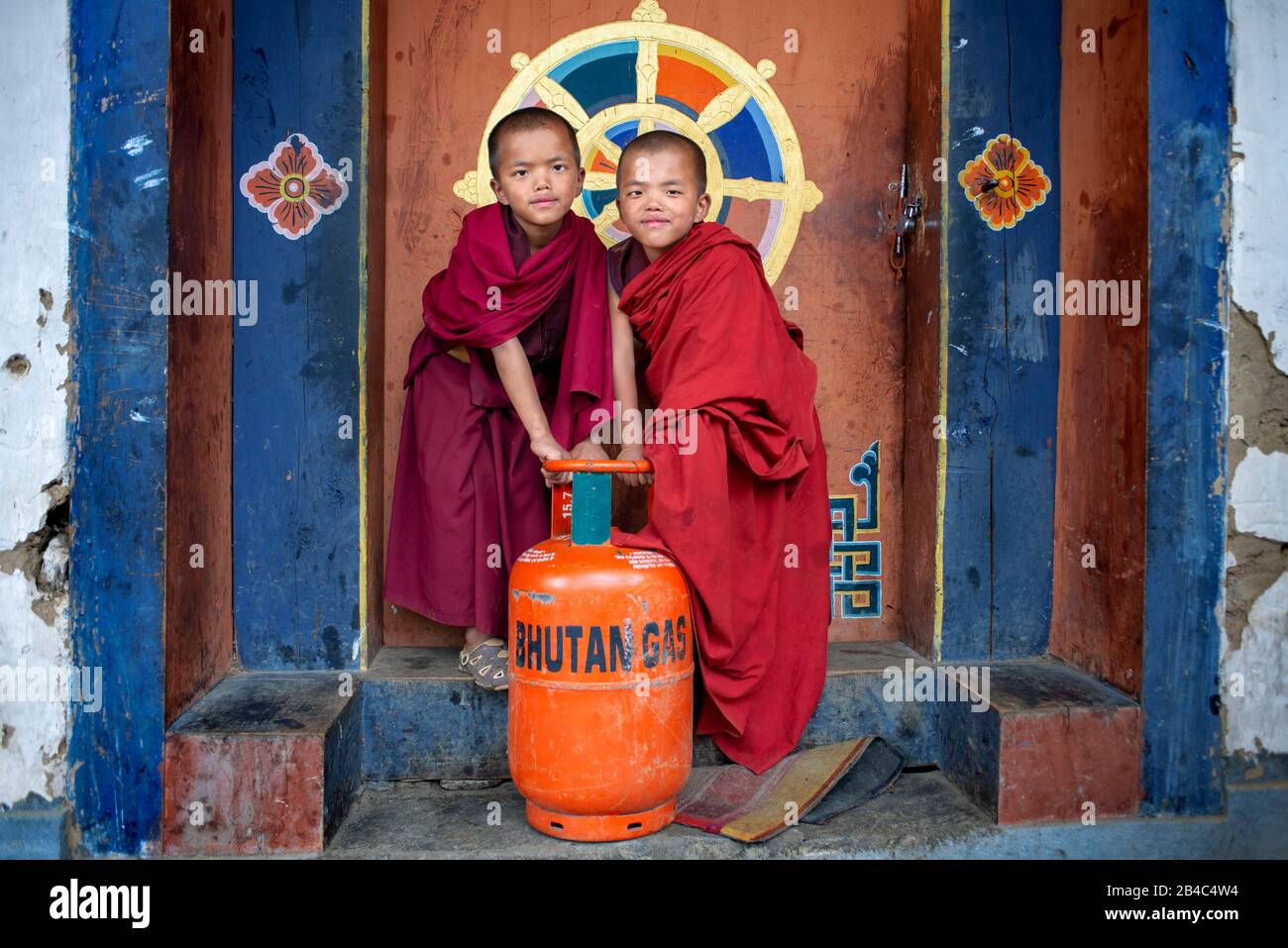 Lustige Mönche mit einer Butangasflasche im Gangtey-Kloster, im Phobjikha-Tal, im westlichen Bhutan, Asien Stockfoto