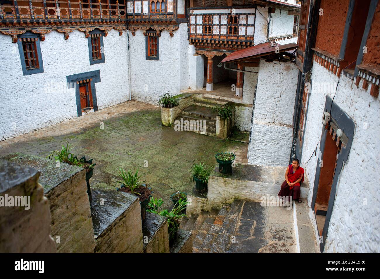 Im Inneren Von Trongsa Dzong Bhutan. Die Festung des Klosters Trongsa an einem regnerischen Tag. Das Royal Heritage Museum von Trongsa liegt auf halbem Weg hinter dem Dzong Stockfoto