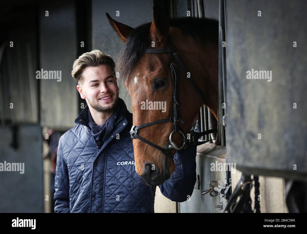 Chris Hughes, Botschafterin für Coral Champions bei Jonjo O'Neill Racing in Cheltenham mit Rennpferd Annie Mc, als er einen Wettbewerb startet, um das Pferd für einen Tag zu besitzen, bevor sie am Donnerstag beim Cheltenham Festival an der Marsh Novices Chase der Klasse 1 teilnimmt. PA-Foto. Ausgabedatum: Freitag, 6. März 2020. Bei dem Wettbewerb, der am Samstag um Mitternacht endet, erhalten die fünf Preisträger zudem exklusive Gastfreundlichkeit der Besitzer und einen Prozentsatz aller Preisgelder, die Annie Mc am Tag des Rennens gewinnt. Bildnachweis sollte lauten: Matt Alexander/PA Wire Stockfoto