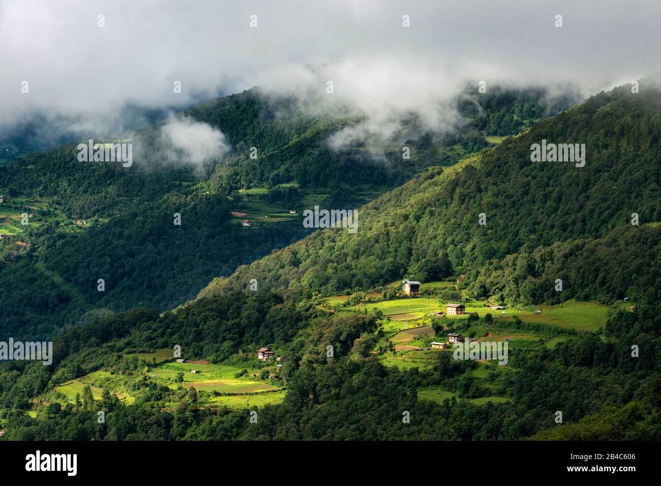 Die Landschaft von Trongsa Pele La Pass, eine kurvenreiche Straße nach Trongsa, die durch die Agrarlandschaft Bhutan führt Stockfoto