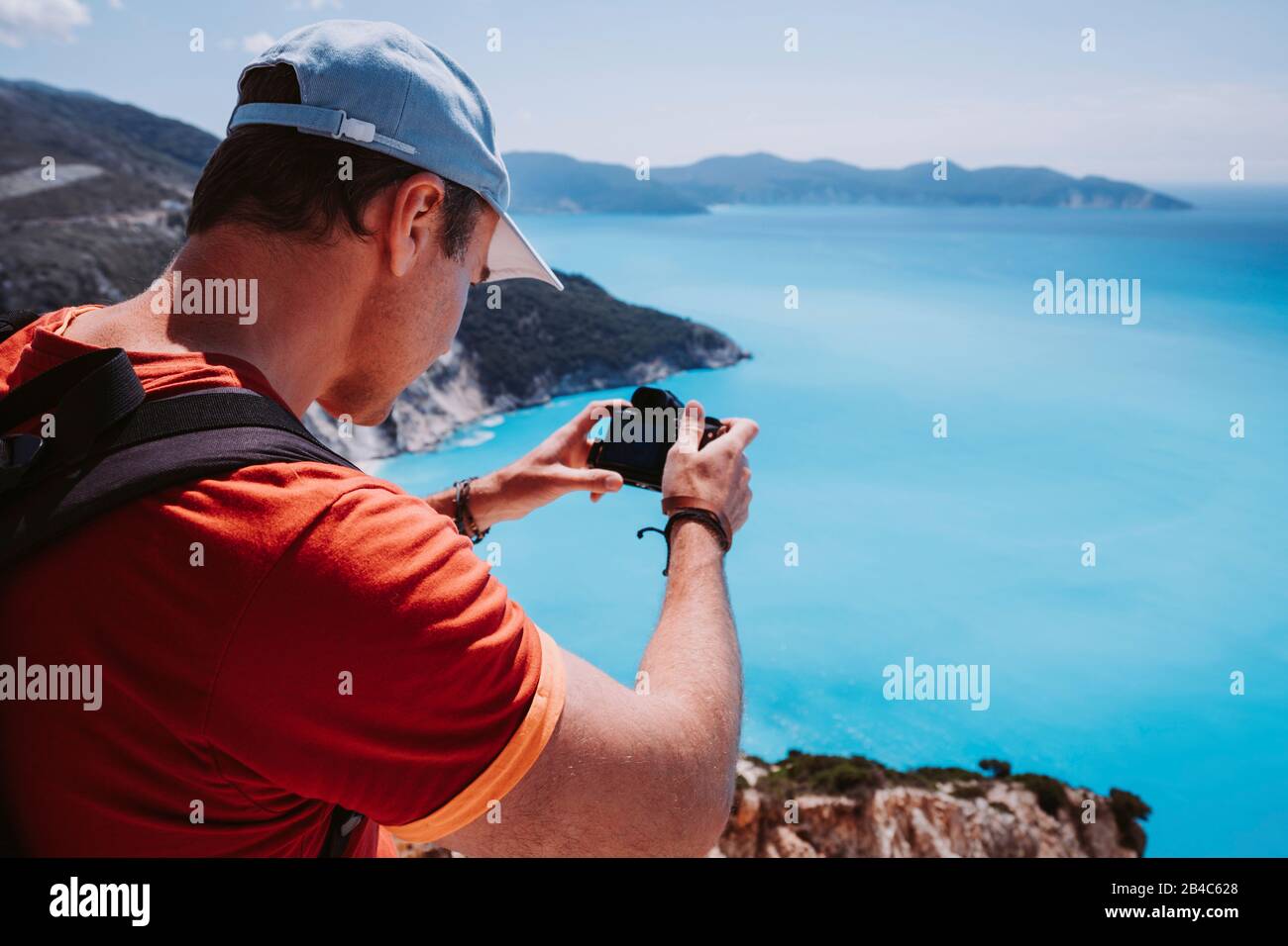 Mann capture Foto von myrtos Küste Meer Landschaft. Blau Cyan Wasseroberfläche mit Insel Form, Kefalonia, Griechenland. Stockfoto