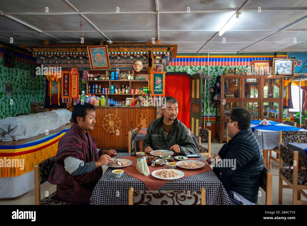 Lokale Menschen in einem Restaurant Mittagessen zwischen Punakha und Trongsa Chendebji Restaurant Bhutan Stockfoto