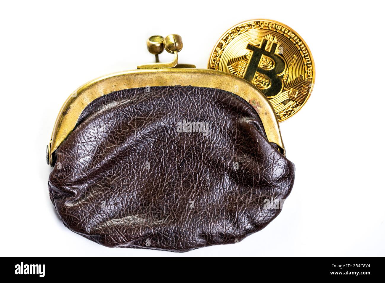 Eine Goldmünze der Bitcoin-Kryptokurrency liegt in einer Vintage-Brieftasche auf weißem Hintergrund Stockfoto
