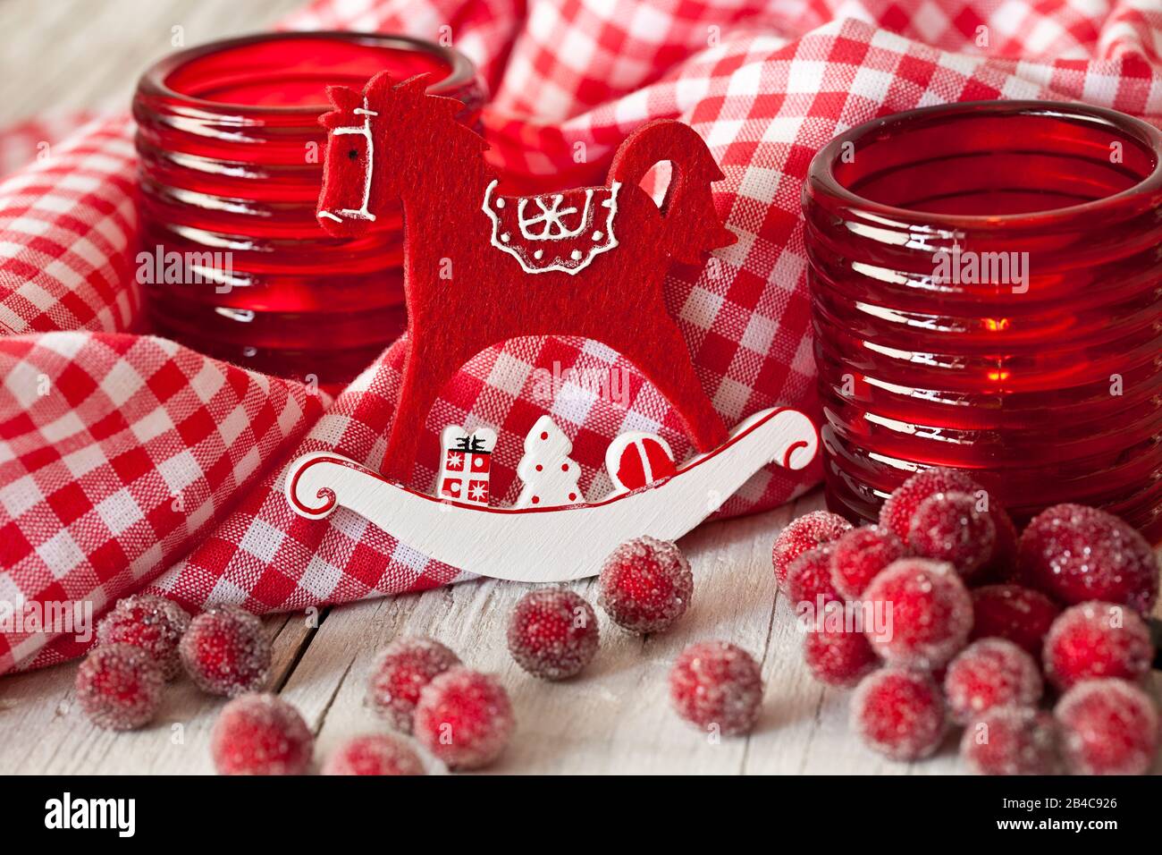 Dekoratives Weihnachtsfest nordischer Stil mit rockiger Pferdeornamentik in rot-weiß kariertem Stoff Stockfoto