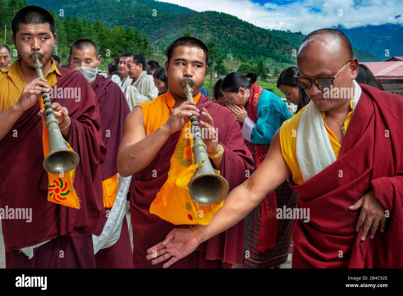 Monks in einem Festival im Ugyen Pema Woedling Zangthopelri Tempel Paro Bhutan Stockfoto
