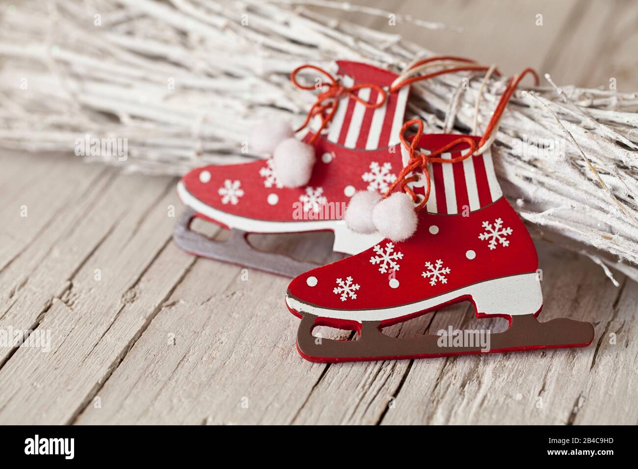 Dekoratives Weihnachtsfest nordischer Stil in Rot und Weiß mit niedlichem Schmuck in Eis-Skate-Form Stockfoto