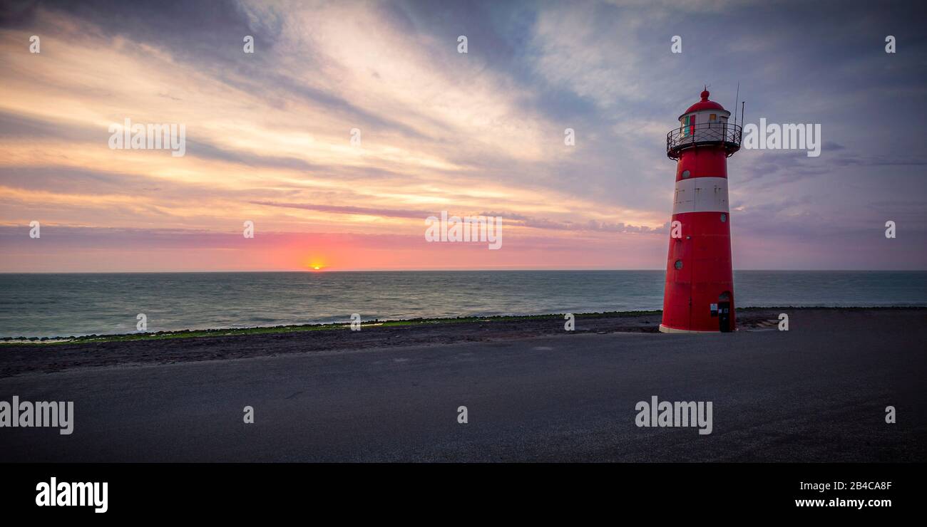 Der Leuchtturm Noorderhooft, auch bekannt als Westkapelle Laag ist einer der bekanntesten Leuchttürme in den Niederlanden, es wurde im Jahre 1875 gebaut. Stockfoto
