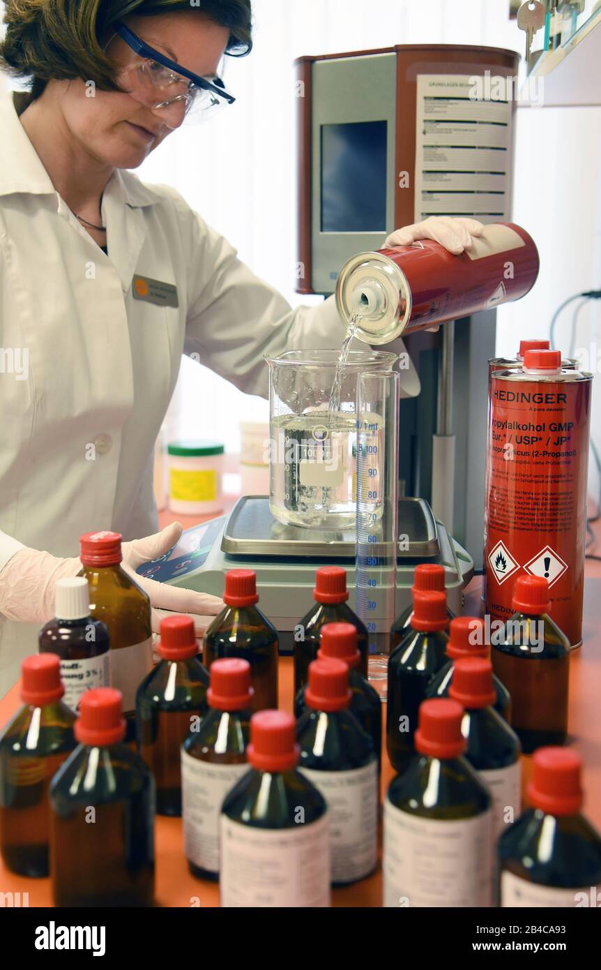 Leipzig, Deutschland. März 2020. In einem Labor der Rosenapotheke am Auwald in Leipzig füllt ein Apotheker ein Glas mit Isopropylalkohol für eine Lösung zur hygienischen Händededesinfektion nach WHO-Empfehlungen. Aufgrund der großen Nachfrage nach diesen Desinfektionsmitteln produzieren die Mitarbeiter diese Desinfektionslösung für die Hände aus dem 2-Propanol (Alkohol), Wasserstoffperoxid, Glycerol und gereinigtem Wasser, das vom Großhändler seit Donnerstag, dem 05.03.2020 geliefert wird. Kredit: Waltraud Grubitzsch / zb-Zentralbild / dpa / Alamy Live News Stockfoto