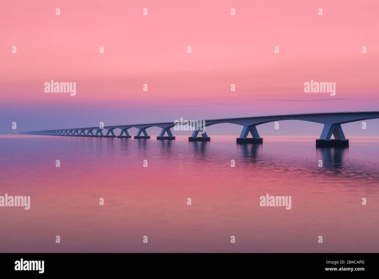 Der Seeland Brücke, bekannt als lokally Zeelandbrug ist mit 5022 m die längste Brücke in den Niederlanden, es war zwischen 1963 und 1965 gebaut. Stockfoto