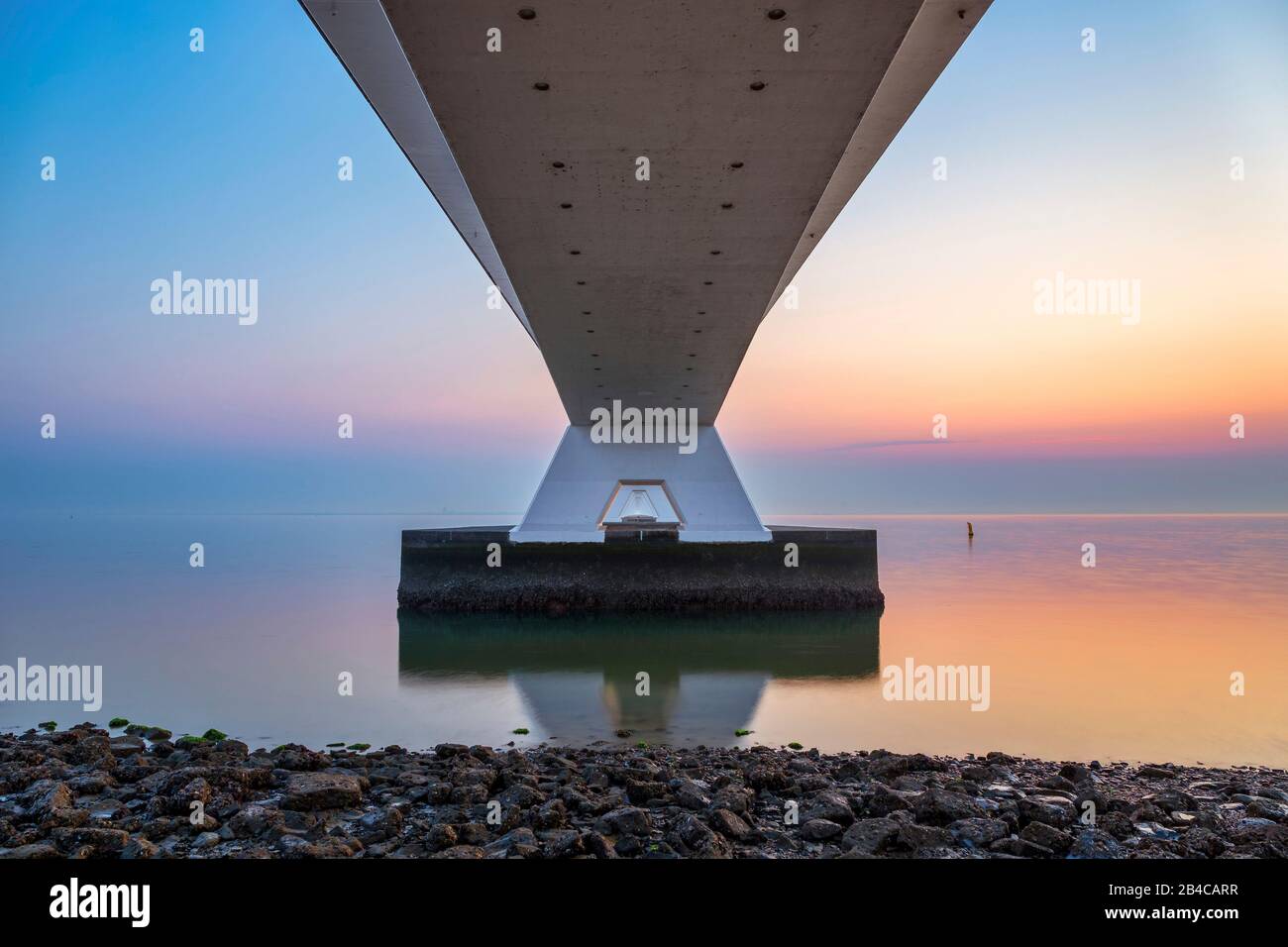 Der Seeland Brücke, bekannt als lokally Zeelandbrug ist mit 5022 m die längste Brücke in den Niederlanden, es war zwischen 1963 und 1965 gebaut. Stockfoto