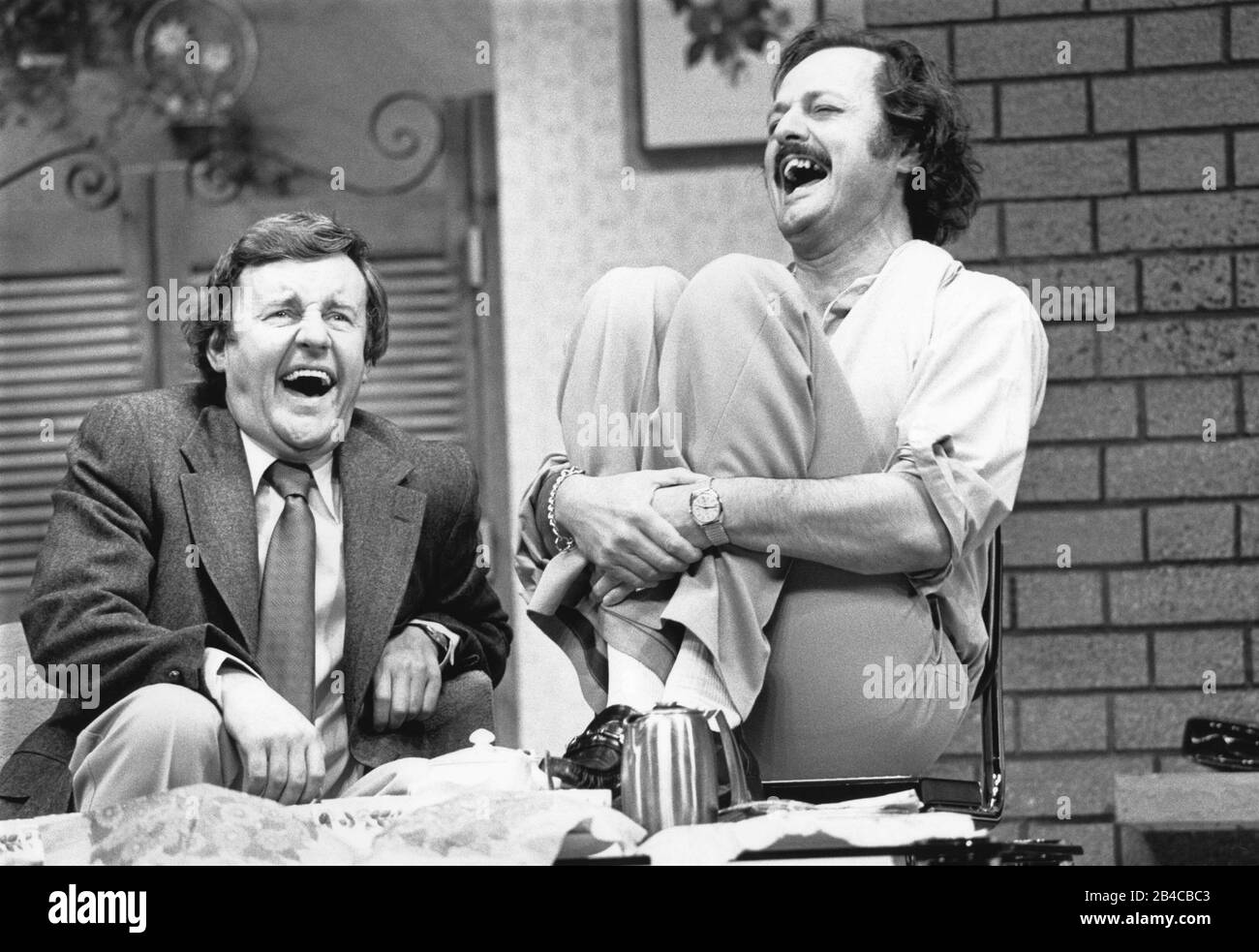 Abwesende FREUNDE von Alan Ayckbourn Design: Derek Cousins Beleuchtung: Nick Chelton Regisseur: Eric Thompson l-r: Richard Briers (Colin), Pat Heywood (Diana), Peter Bowles (Paul) Garrick Theater, London WC2 23/07/1975 Stockfoto