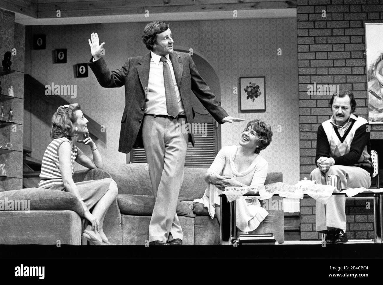 Abwesende FREUNDE von Alan Ayckbourn Design: Derek Cousins Beleuchtung: Nick Chelton Regisseur: Eric Thompson l-r: Phylida Law (Marge), Richard Briers (Colin), Pat Heywood (Diana), Peter Bowles (Paul) Garrick Theater, London WC2 23/07/1975 Stockfoto
