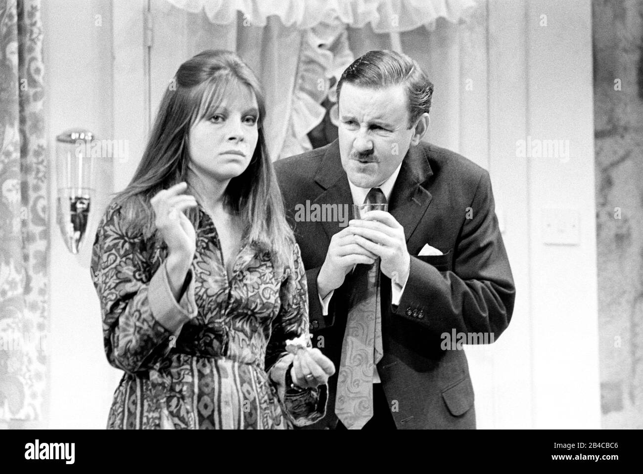 Absurde PERSON SINGULAR von Alan Ayckbourn Design: Alan Tagg Lighting: Mick Hughes Regisseur: Eric Thompson Anna Calder-Marshall (Eva), Richard Briers (Sidney) Criterion Theatre, London W1 14.07.1973 Stockfoto