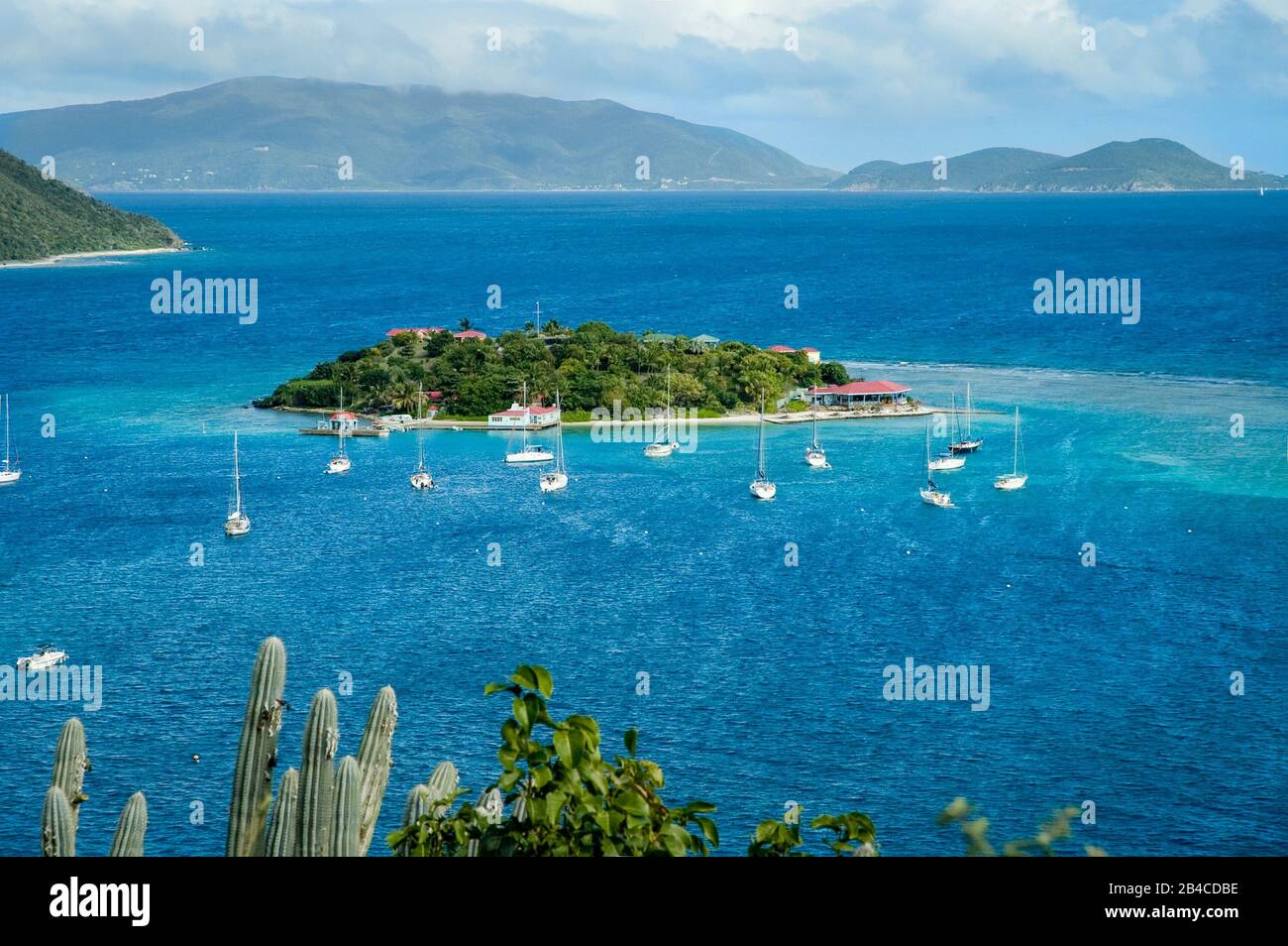 Malerische Aussicht von Great Camanoe bis Marina Cay auf den britischen Jungferninseln, einer der beliebtesten Ankerplätze im Segelgebiet BVI Stockfoto