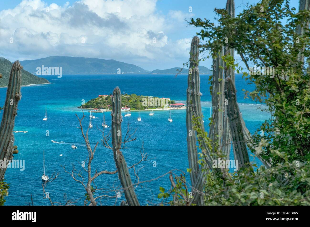 Malerische Aussicht von Great Camanoe bis Marina Cay auf den britischen Jungferninseln, einer der beliebtesten Ankerplätze im Segelgebiet BVI Stockfoto