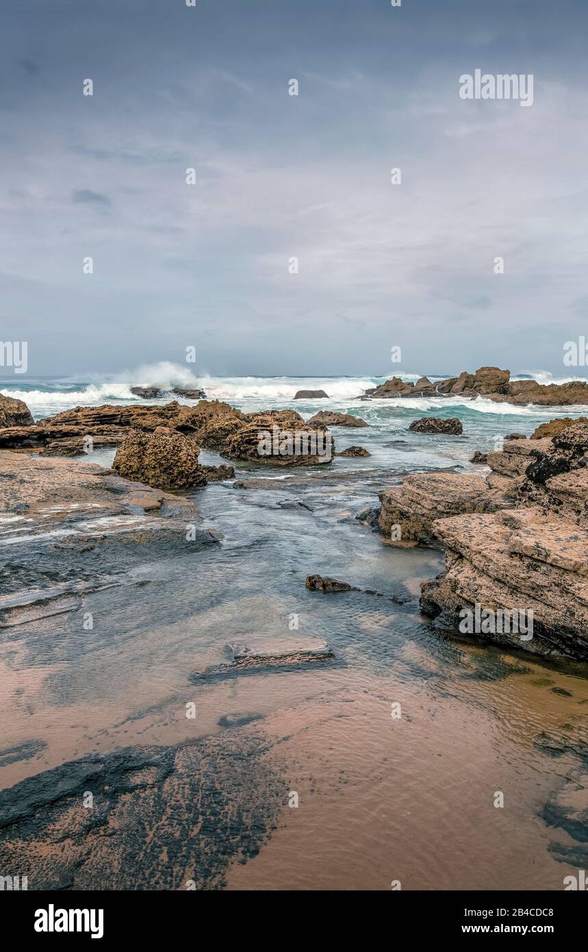 Genießen Sie einen wunderbaren Strandtag an der rauen Südwestküste Portugals mit Blick auf den Atlantik Stockfoto