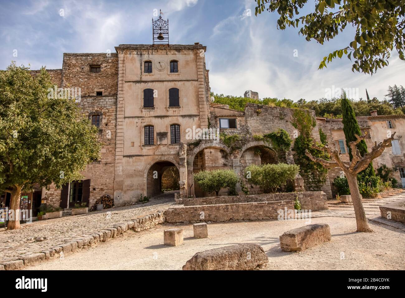 Typische Landschaft in einem kleinen antiken Dorf mit traditionellen Häusern in der Provence, Südfrankreich Stockfoto