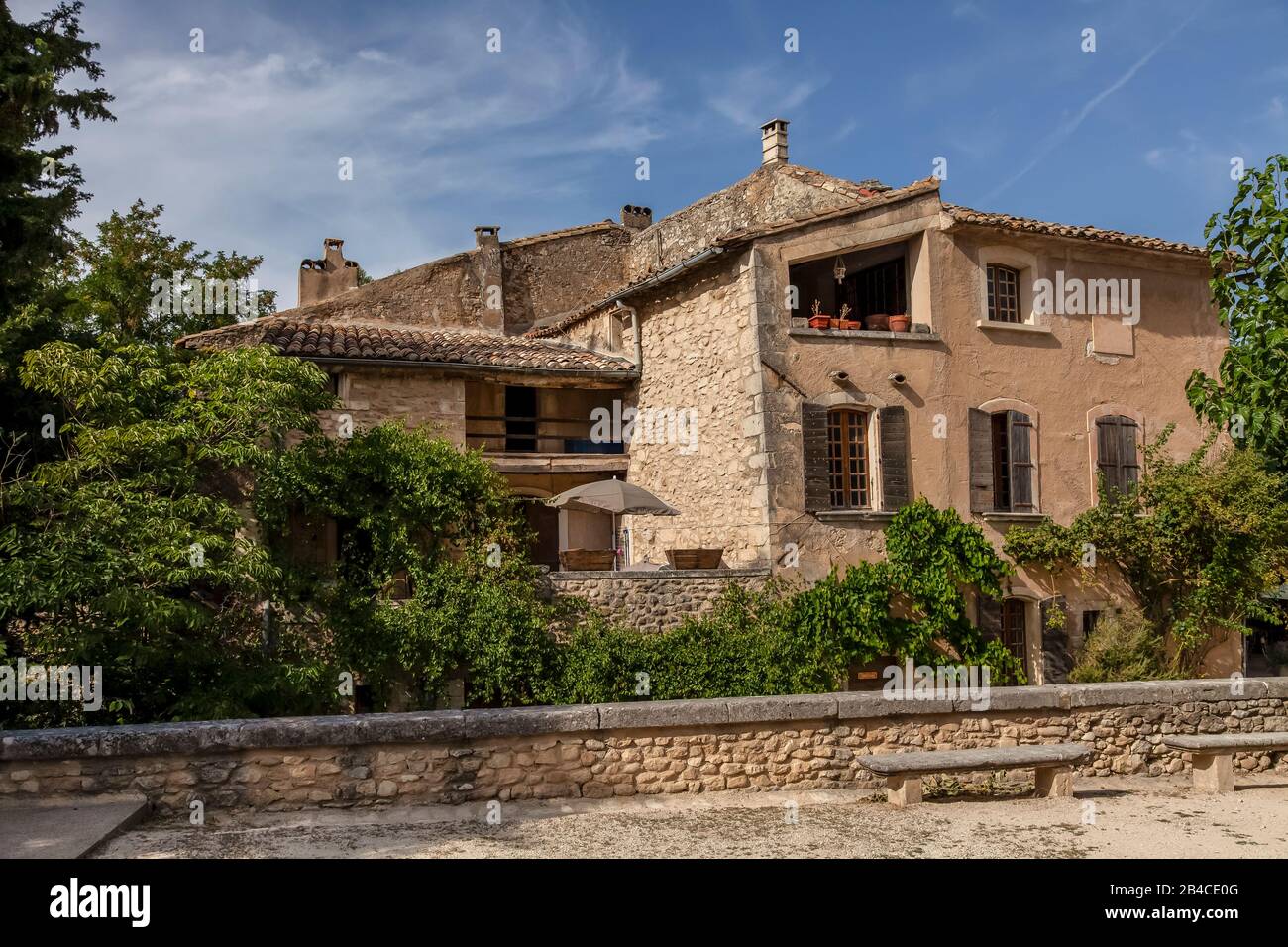 Typische Landschaft in einem kleinen antiken Dorf mit traditionellen Häusern in der Provence, Südfrankreich Stockfoto